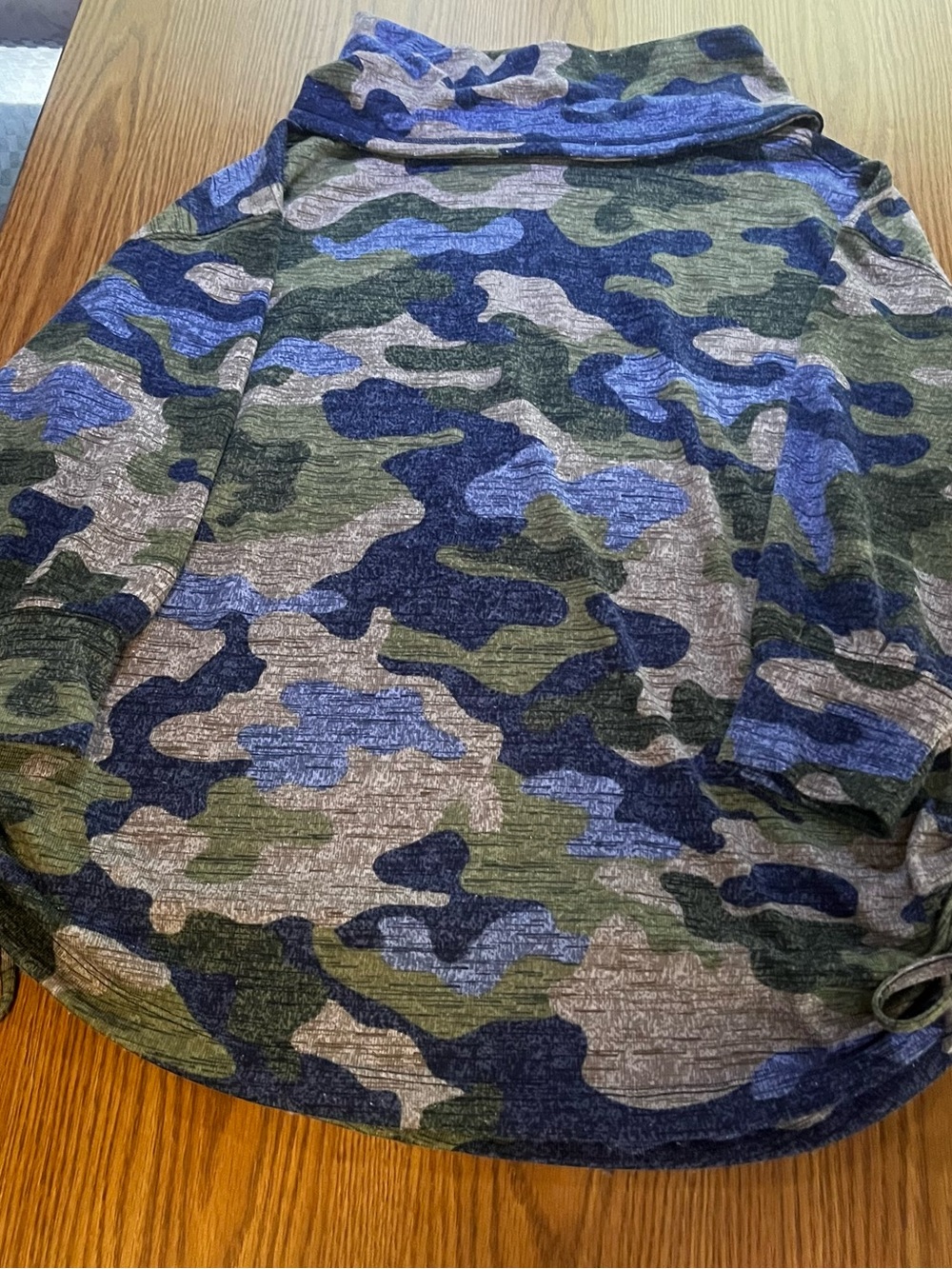 Live Well Cowl Neck Camo Print Women's Top - Blue & Green Size Large